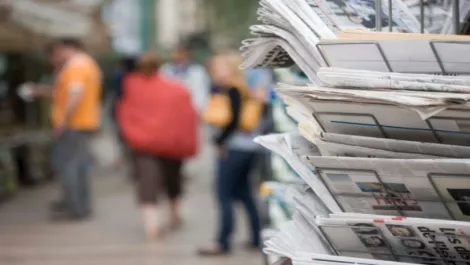 Negative headlines causes Apple stock decline