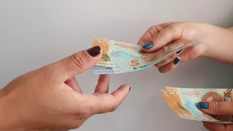 NZ dollar heads for 0.4% decline as greenback strengthens on yen
